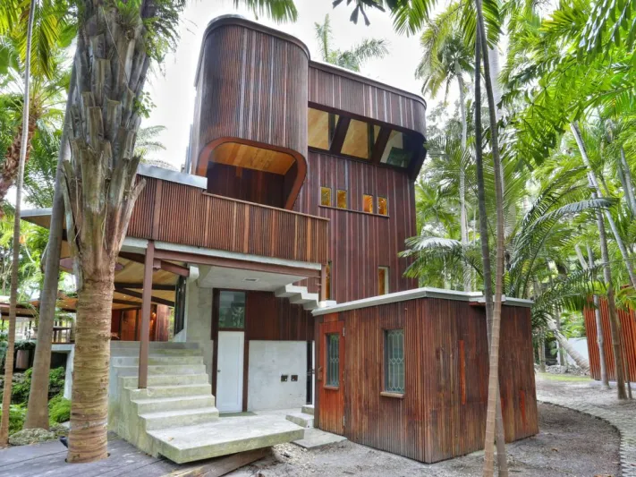 الأحلام تتحول إلى حقيقة.. نهر داخل منزل بولاية فلوريدا الأمريكية (صور)