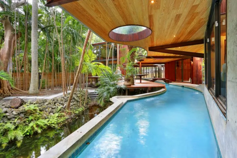 الأحلام تتحول إلى حقيقة.. نهر داخل منزل بولاية فلوريدا الأمريكية (صور)