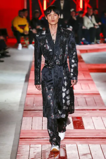 مستوحاة من الطابع البريطاني ..عروض أسبوع باريس للأزياء الرجالي 2018 (صور) 