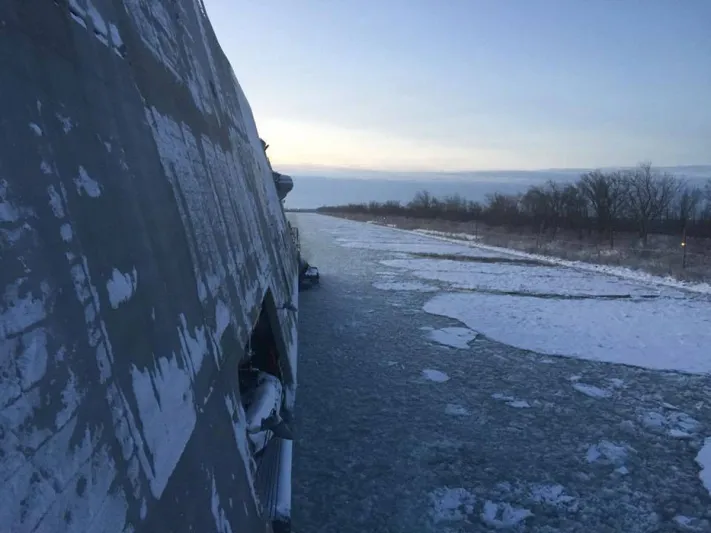 سفينة حربية أميركية تعلق في ممر مائي متجمد (فيديو)