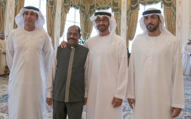الشيخ محمد بن زايد يودع عامل قضي 40 عاماً في ديوان أبو ظبي