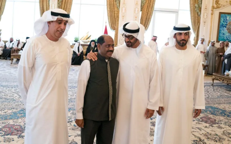 الشيخ محمد بن زايد يودع عامل قضي 40 عاماً في ديوان أبو ظبي