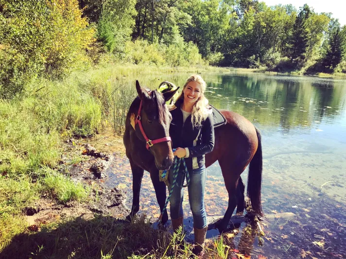 جندية مارينز تترك الخدمة بالجيش لتصبح عارضة أزياء مثيرة