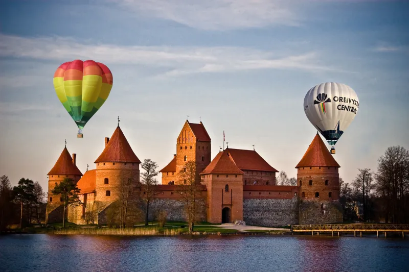 استمتع بتجربة الطيران فوق حدائق المغامرات بـ«ليتوانيا»