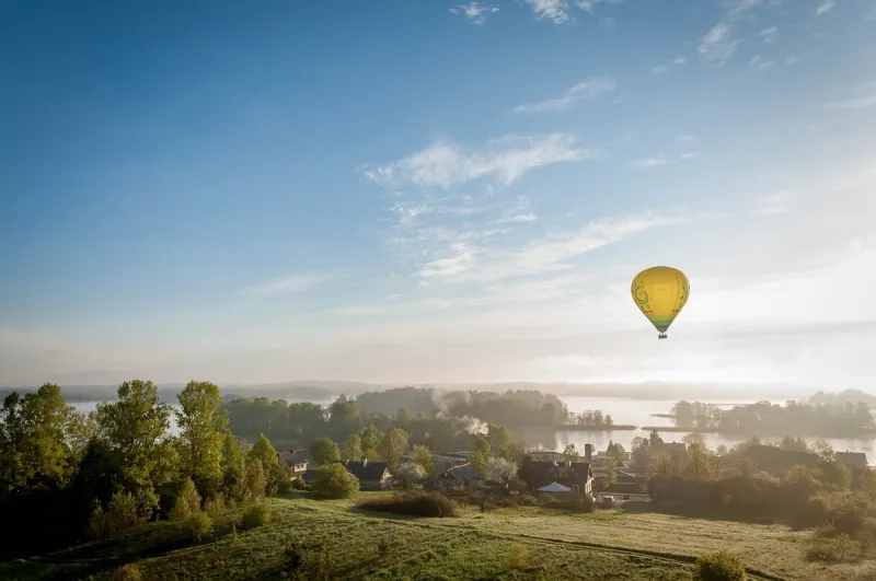 استمتع بتجربة الطيران فوق حدائق المغامرات بـ«ليتوانيا»