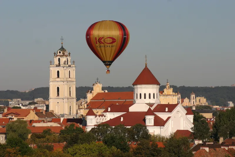 استمتع بتجربة الطيران فوق حدائق المغامرات بـ«ليتوانيا»