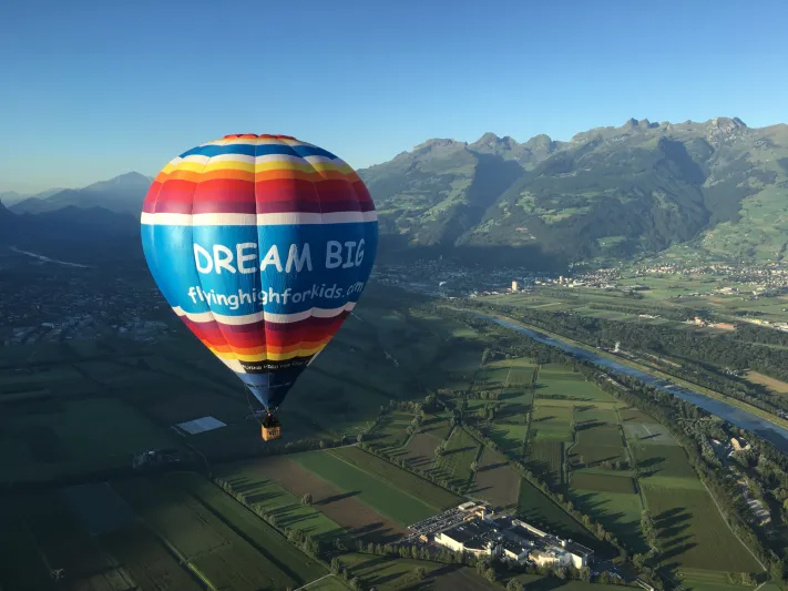 استمتع بتجربة الطيران فوق حدائق المغامرات بـ«ليتوانيا»