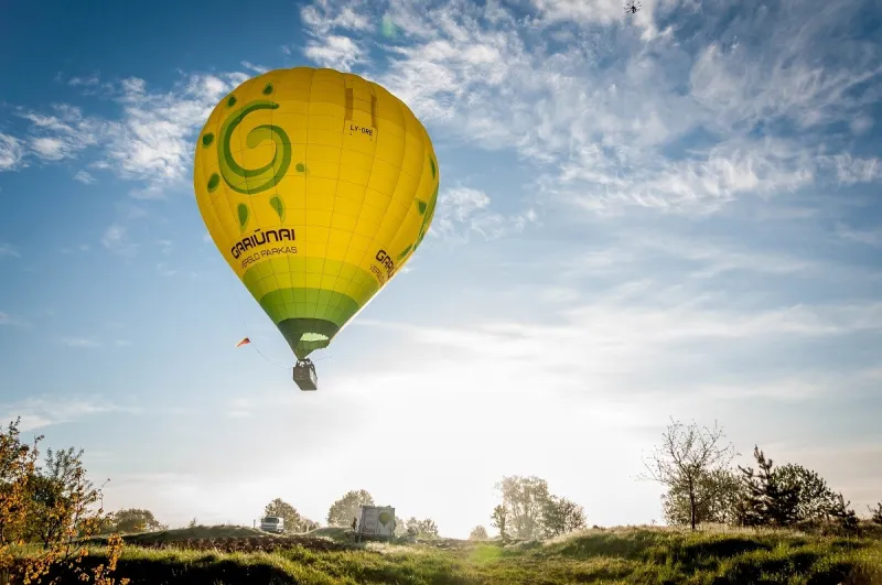 استمتع بتجربة الطيران فوق حدائق المغامرات بـ«ليتوانيا»