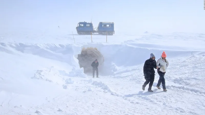 اكتشف روعة أكبر كهف جليدي صنعه الإنسان في آيسلندا