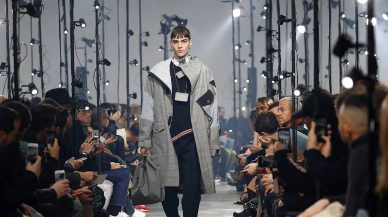 مستوحاة من الطابع البريطاني ..عروض أسبوع باريس للأزياء الرجالي 2018 (صور) 