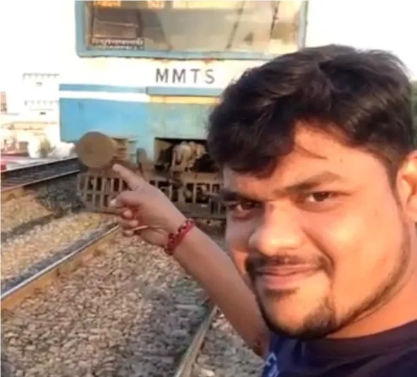 قطار يصدم هنديا حاول التقاط صورة معه.. «السيلفي» قد تكون أخر لقطة في حياتك ! 