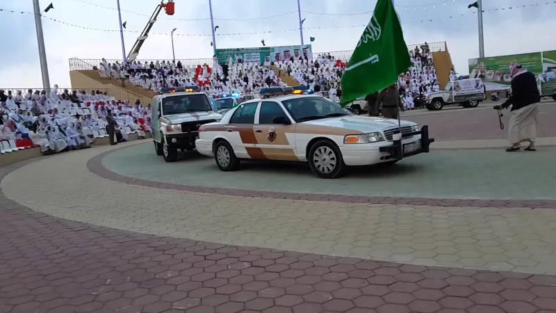 فيديو| مواطنين فوق سيارات دوريات المرور