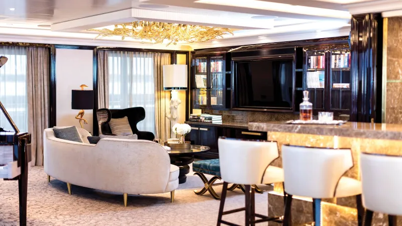 مزينة بأوراق الذهب وكريستالات عالمية.. شاهد أفخر سفينة سياحية في العالم