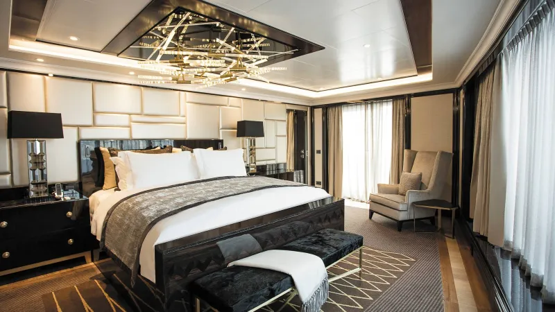 مزينة بأوراق الذهب وكريستالات عالمية.. شاهد أفخر سفينة سياحية في العالم