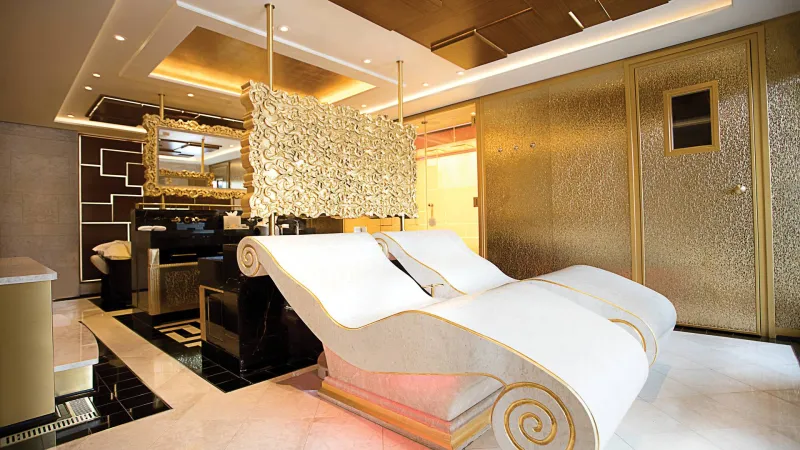 مزينة بأوراق الذهب وكريستالات عالمية.. شاهد أفخر سفينة سياحية في العالم