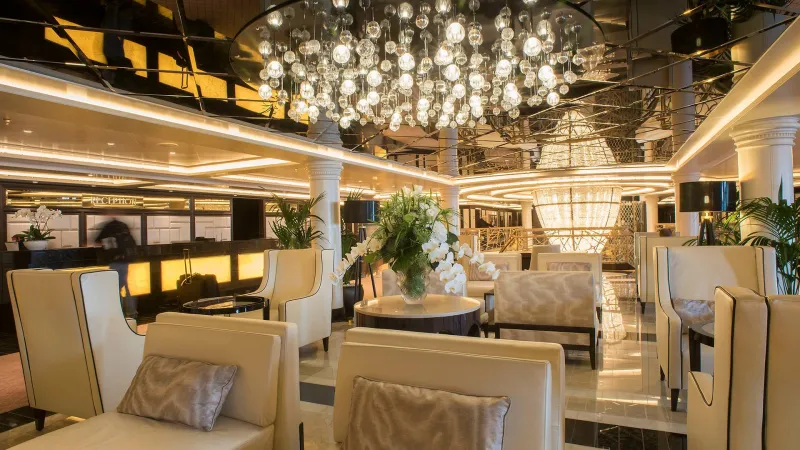 مزينة بأوراق الذهب وكريستالات عالمية.. شاهد أفخر سفينة سياحية في العالم