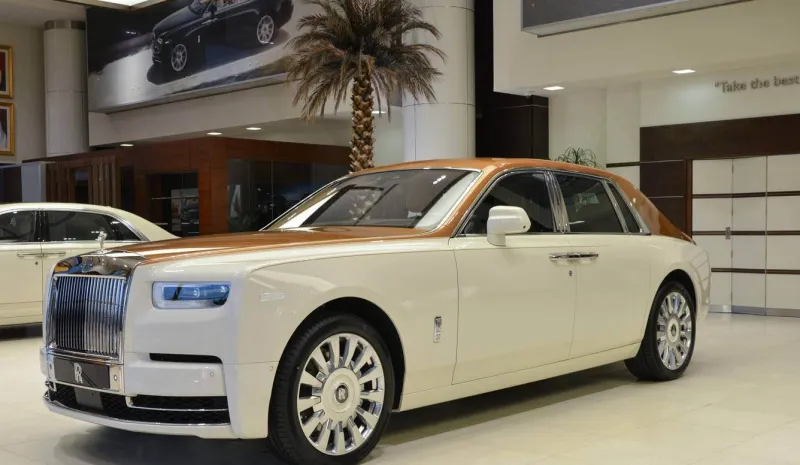 بلمسة عربية مميزة.. شاهد «رولز رويس فانتوم VIII» تتألق في أبو ظبي