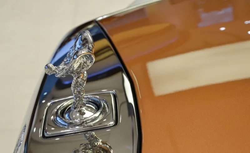 بلمسة عربية مميزة.. شاهد «رولز رويس فانتوم VIII» تتألق في أبو ظبي