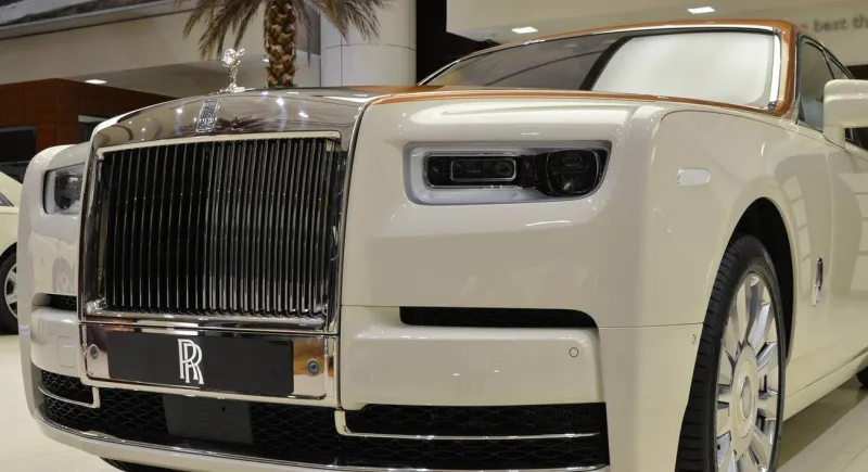 بلمسة عربية مميزة.. شاهد «رولز رويس فانتوم VIII» تتألق في أبو ظبي