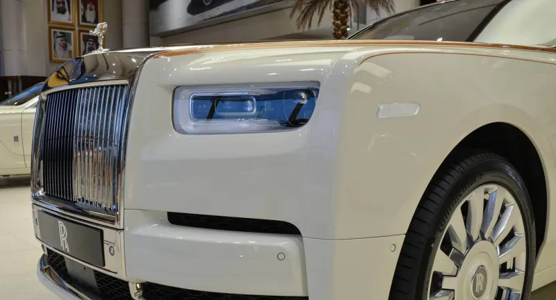 بلمسة عربية مميزة.. شاهد «رولز رويس فانتوم VIII» تتألق في أبو ظبي