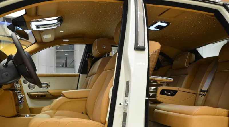 بلمسة عربية مميزة.. شاهد «رولز رويس فانتوم VIII» تتألق في أبو ظبي