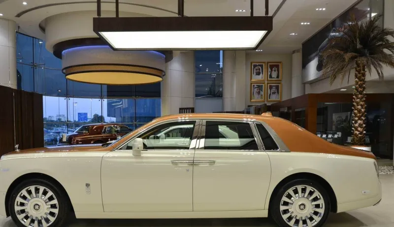 بلمسة عربية مميزة.. شاهد «رولز رويس فانتوم VIII» تتألق في أبو ظبي