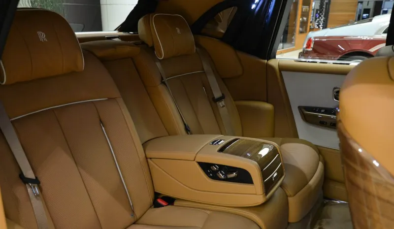 بلمسة عربية مميزة.. شاهد «رولز رويس فانتوم VIII» تتألق في أبو ظبي