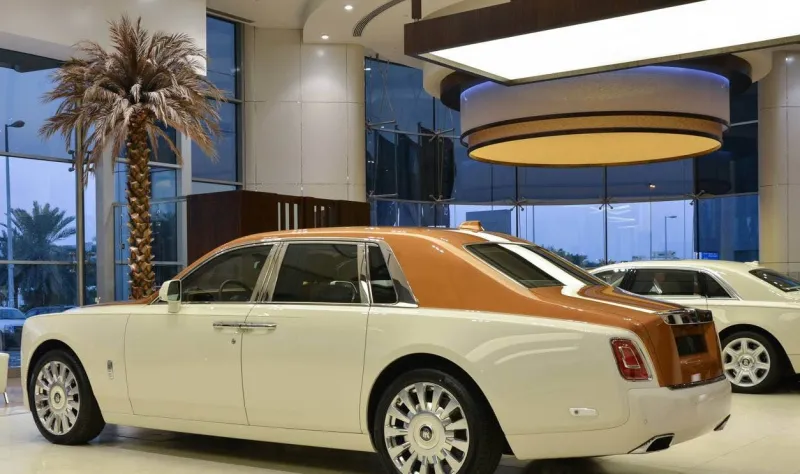 بلمسة عربية مميزة.. شاهد «رولز رويس فانتوم VIII» تتألق في أبو ظبي