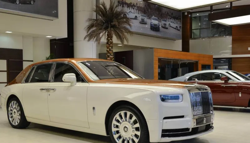 بلمسة عربية مميزة.. شاهد «رولز رويس فانتوم VIII» تتألق في أبو ظبي