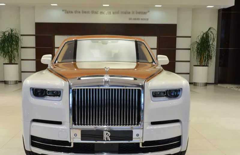 بلمسة عربية مميزة.. شاهد «رولز رويس فانتوم VIII» تتألق في أبو ظبي