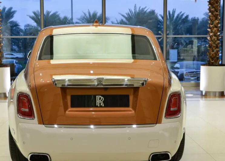 بلمسة عربية مميزة.. شاهد «رولز رويس فانتوم VIII» تتألق في أبو ظبي