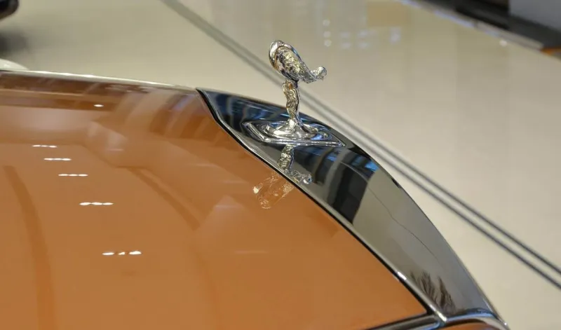 بلمسة عربية مميزة.. شاهد «رولز رويس فانتوم VIII» تتألق في أبو ظبي