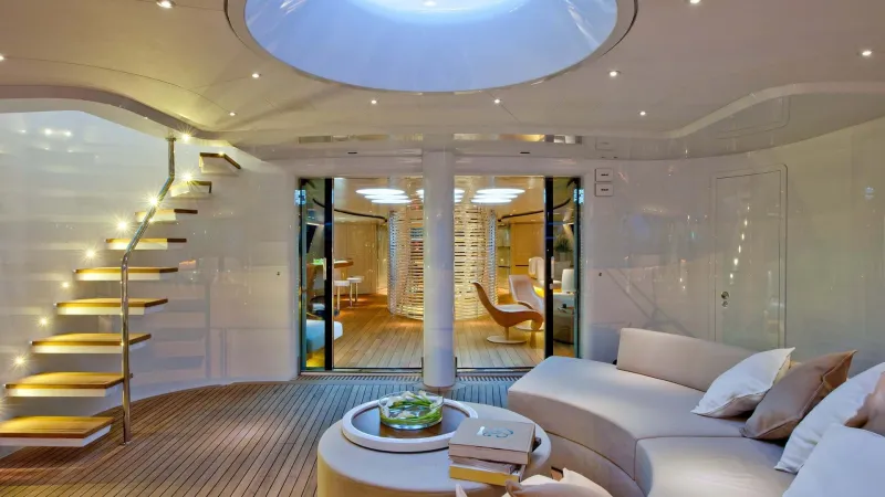 مزينة بأوراق الذهب وكريستالات عالمية.. شاهد أفخر سفينة سياحية في العالم