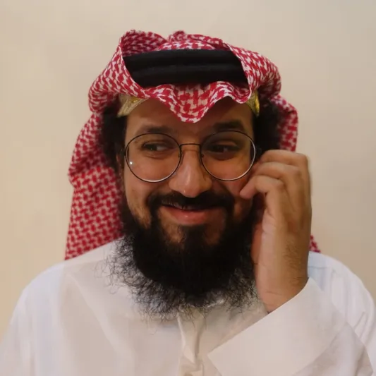 أول مواطن ضاحك في صورة الهوية الوطنية وهذا هو السر