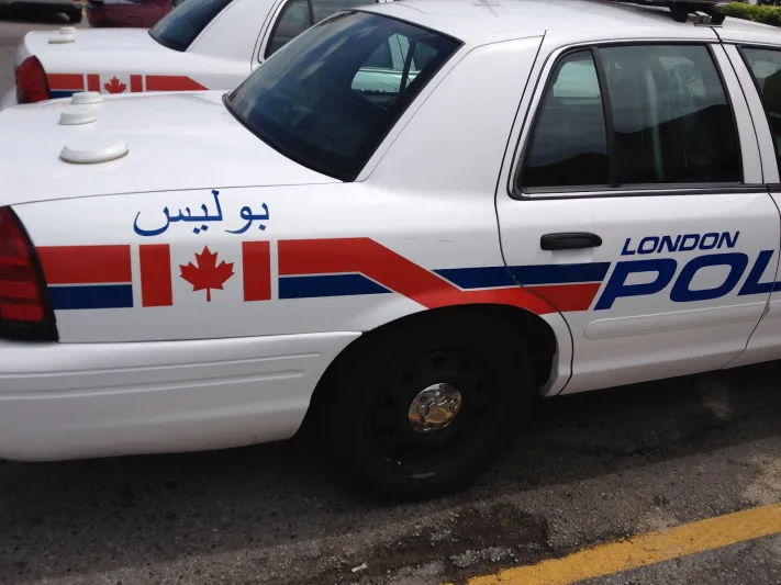 تعرف على سر كتابة الشرطة الكندية كلمة بوليس بالعربية على سياراتها! 
