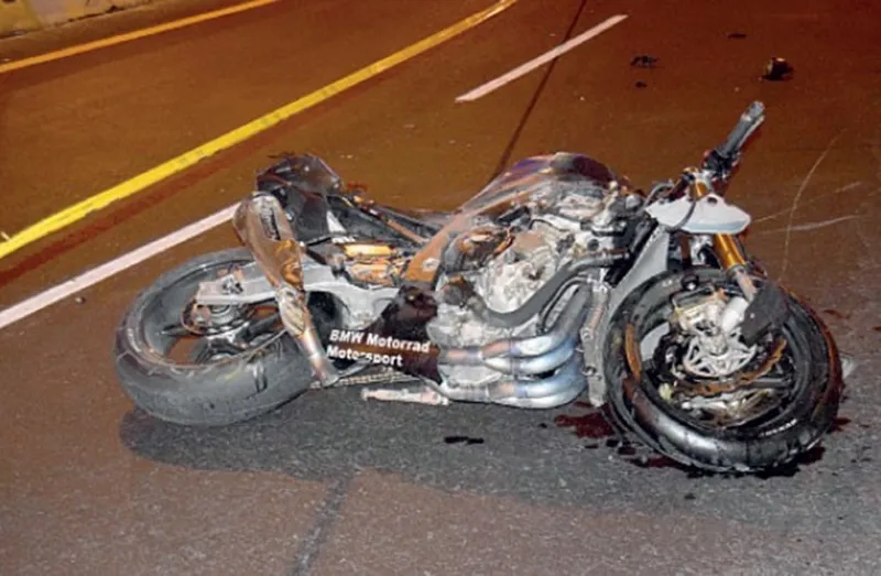 فيديو| سيارة تدهس سائق دراجة نارية بشكل مروع