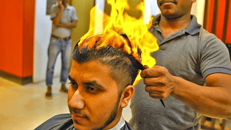 شاهد| حلاق في الهند يقص شعر زبائنه بطريقة غريبة