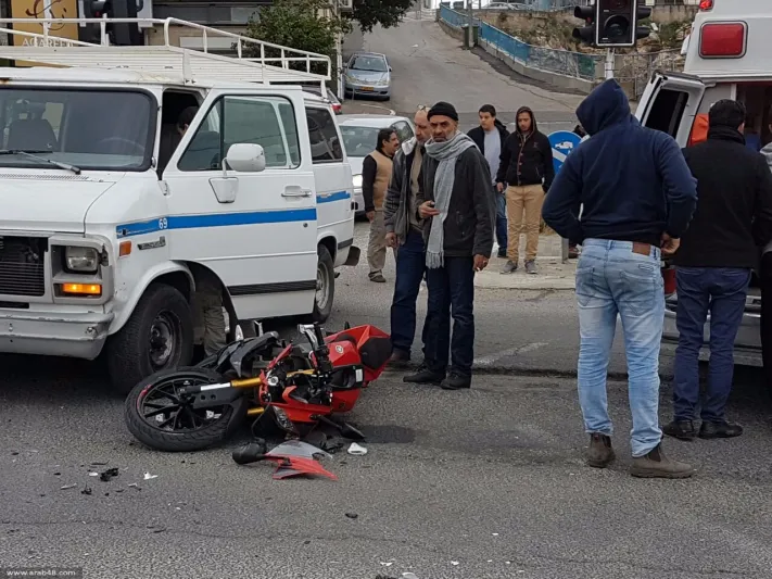 شاهد| سيارة تصطدم بدراجة نارية وتتسبب في حادث مروع