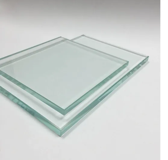 شاهد| الواح زجاج تسقط على عامل وتتكسر على جسده