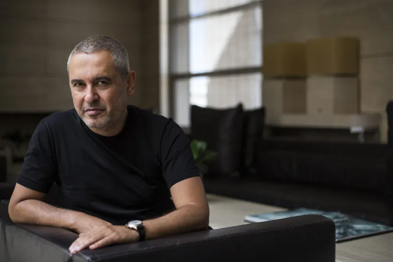 إنفوجراف| هكذا قاد الشغف والإبداع إيلي صعب إلى العالمية !