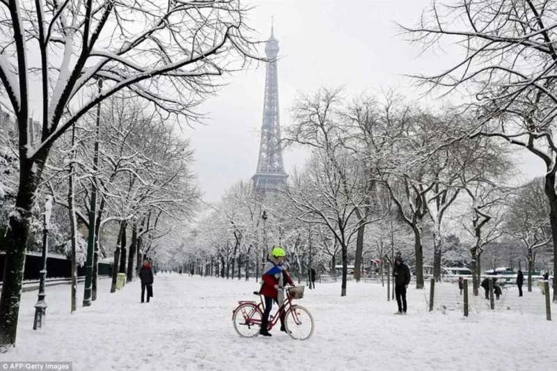  شوارع باريس تتزين بالثلج لتزداد جمالاً (صور)