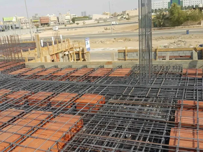 شاهد| رجل ينجو من الموت بأعجوبة