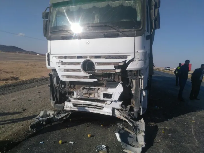 فيديو مروع لشاحنة تدهس رجلا يقف في منتصف الطريق