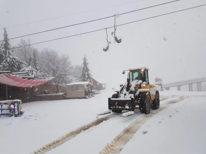 فيديو| انهيار ثلجي مفاجئ في محطة قطار بموسكو