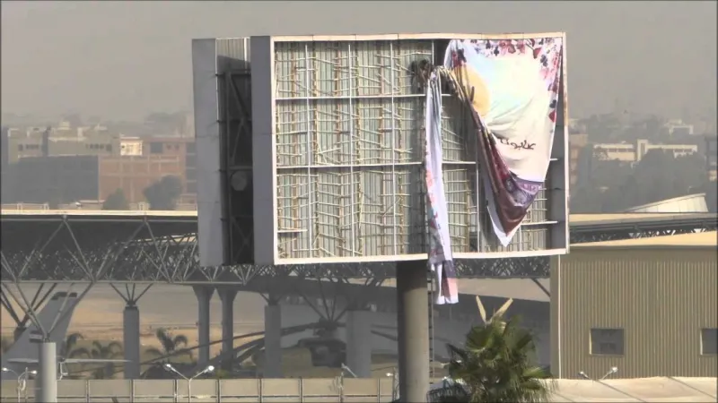 شاهد| لوحة إعلانات عملاقة تسقط فوق سيارة وتهشمها