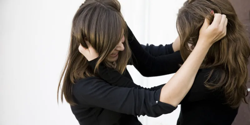 فيديو صادم لمشاجرة بين فتاتين!