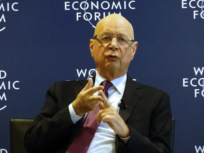 رئيس منتدى «دافوس» يتوقع اختفاء 74% من الوظائف مستقبلاً 