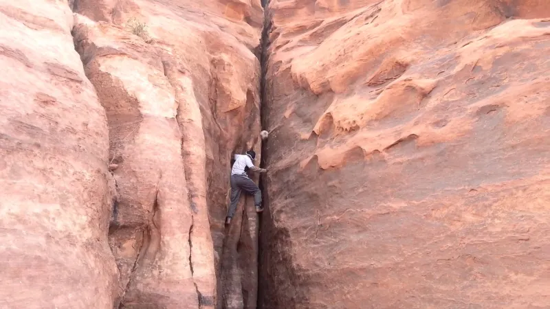 بالفيديو.. سياح روس يوثّقون رحلتهم لجبال تبوك وسواحل رأس الشيخ حميد