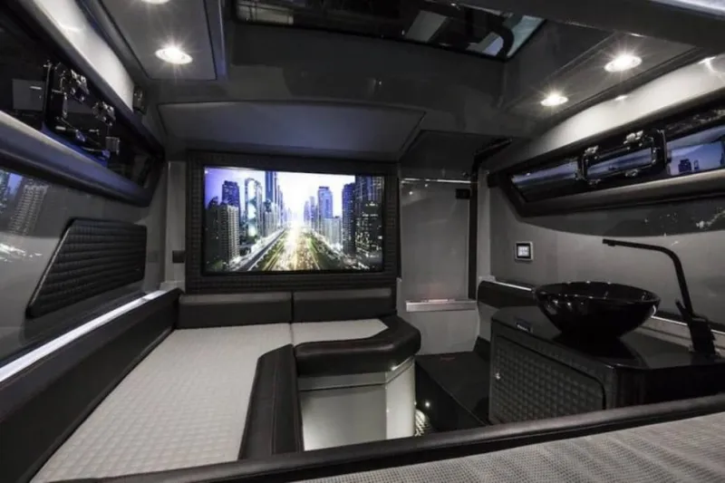 لعشاق التميز .. يخت «BRABUS SHADOW 800» بنسخه المحدودة (فيديو)