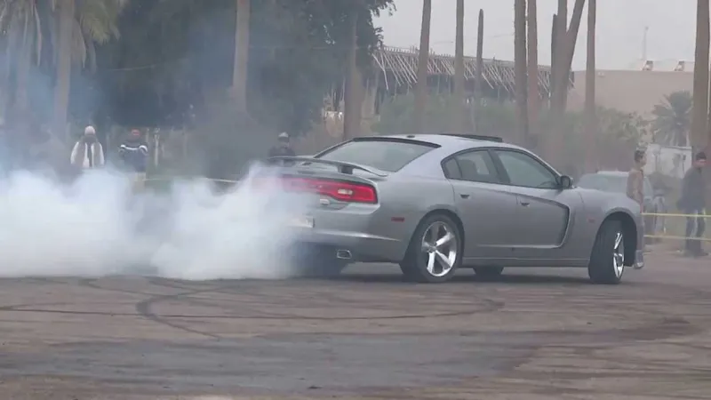 بالفيديو.. نجاة امرأة وطفلها بأعجوبة من موت محقق على يد مفحط 